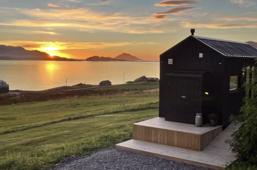 Mikrohus på Kråen Gard med fantastisk utsikt og solnedgang.